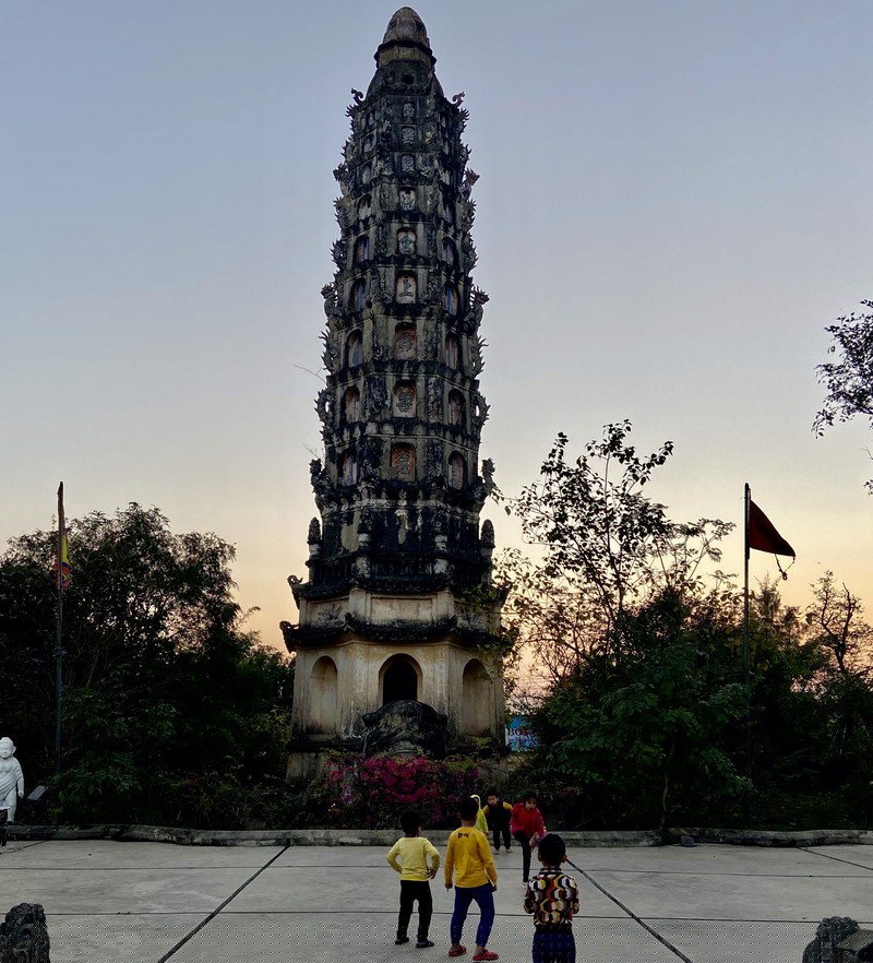 Th&aacute;p Cửu Phẩm Li&ecirc;n Hoa cao 32 m, c&oacute; 8 mặt, dựng năm 1927