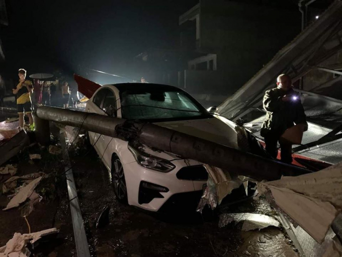 Mưa lốc kinh hoàng ở Yên Bái, hàng loạt ôtô bị đè bẹp.