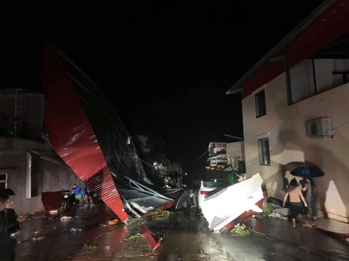 rận mưa đá, lốc xoáy kinh hoàng tối ngày 2/3 đã khiến 4 người bị thương, gần 3000 ngôi nhà tốc mái...
