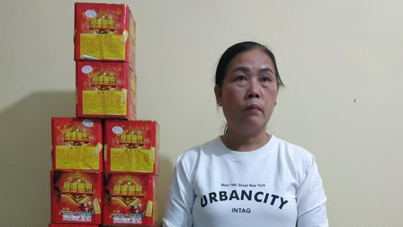 Lê Thị Năm cùng tang vật của vụ án