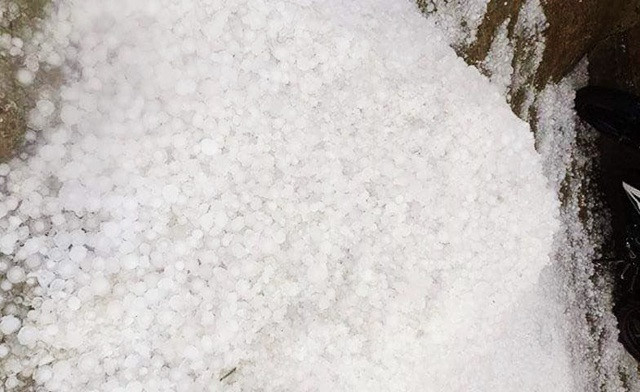 Mưa đá với hạt có đường kính khoảng 1 cm xuất hiện ở huyện miền núi Nghệ An.