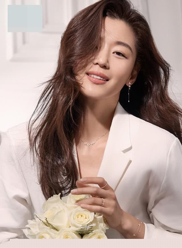 my nhan dong quang cao giua duong gay bao mang xa hoi la ai? hinh anh 9