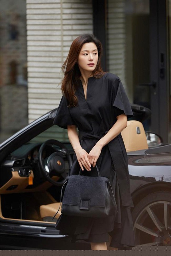 my nhan dong quang cao giua duong gay bao mang xa hoi la ai? hinh anh 11