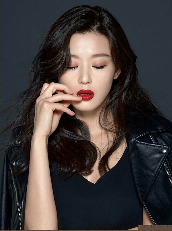 my nhan dong quang cao giua duong gay bao mang xa hoi la ai? hinh anh 13