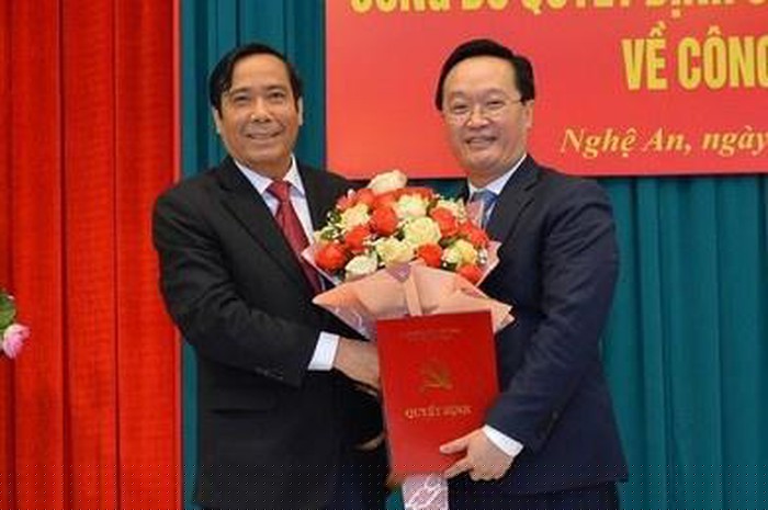 Phó trưởng ban thường trực Ban Tổ chức Trung ương Nguyễn Thanh Bình trao quyết định và tặng hoa chúc mừng tân Phó bí thư Nghệ An Nguyễn Đức Trung (ảnh BNA).