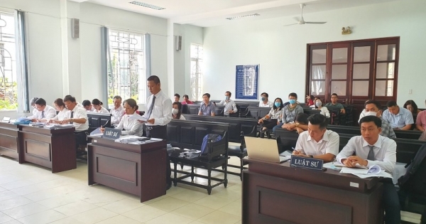 Vụ "gặp họa sau khi giải cứu nợ xấu ngàn tỷ đồng": Chủ tọa bất ngờ "thổi còi" dừng khi đang... "lâm trận"