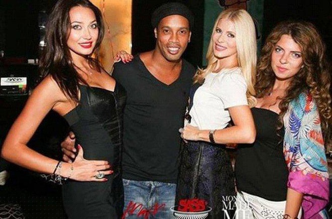 Ronaldinho thường xuyên tiệc tùng với các mỹ nữ. Ảnh: Ojogo.