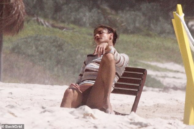 Mỹ nhân nội y Alessandra Ambrosio quyến rũ mê hồn với áo tắm - ảnh 2