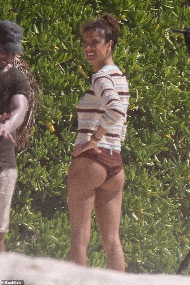 Mỹ nhân nội y Alessandra Ambrosio quyến rũ mê hồn với áo tắm - ảnh 3