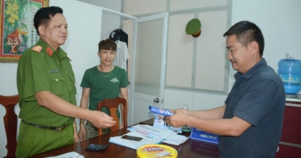 Biểu dương thanh niên trả lại 100 triệu đồng cho người đánh mất