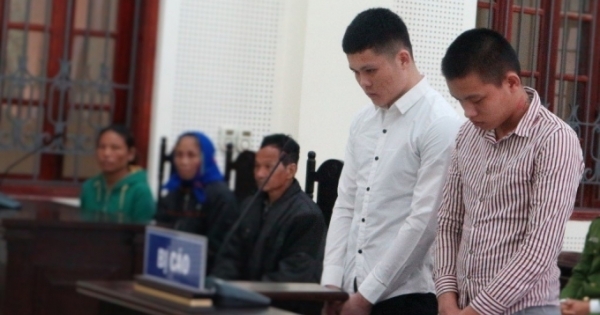 Bị nhắc ngồi uống bia giữa đường, cầm dao truy sát đâm chết người