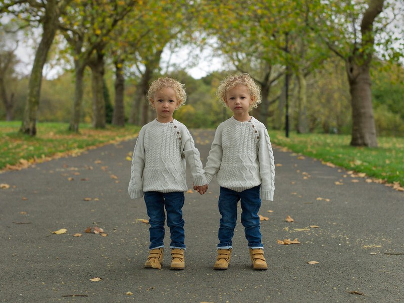 Mickey và Reggie, 2 tuổi. Mickey lớn hơn 2 phút.