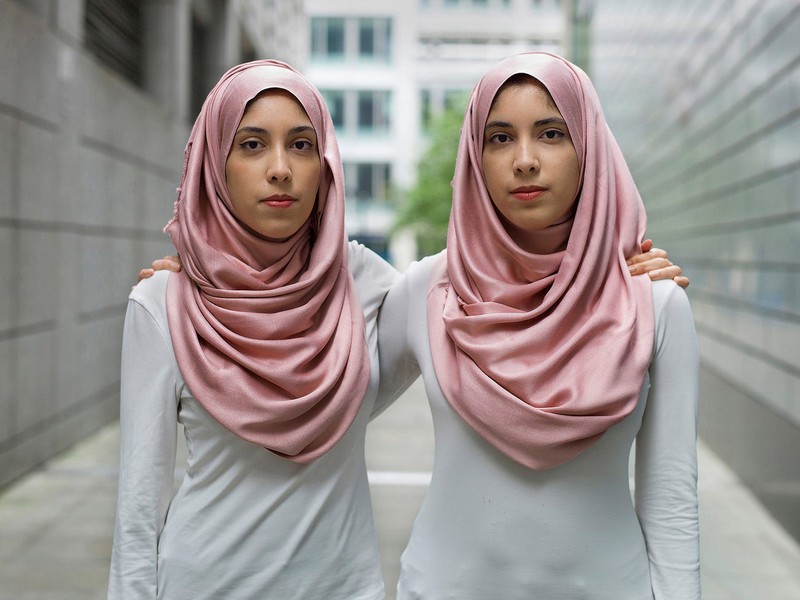 Sharmeena và Ridhwana, 23 tuổi. Sharmeena lớn hơn 2 phút.