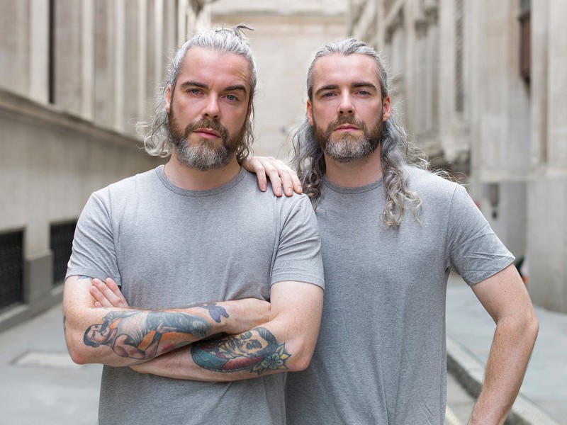 Alan và Gary, 37 tuổi. Alan lớn hơn 20 phút.