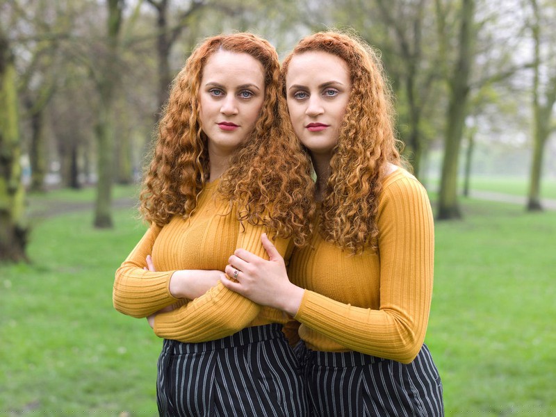 Naomi và Alexandria, 30 tuổi. Naomi lớn hơn 30 phút.