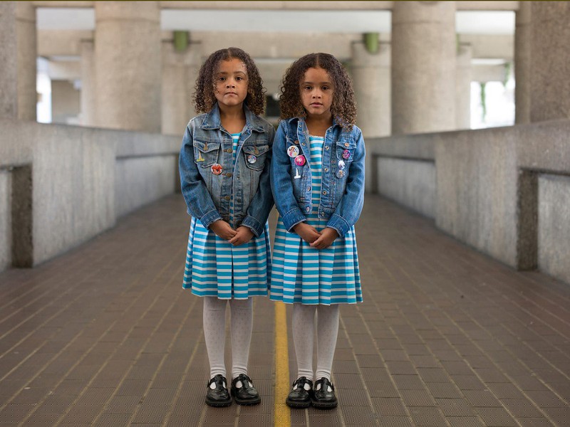 Orla và Clara, 7 tuổi. Orla lớn hơn 1 phút.