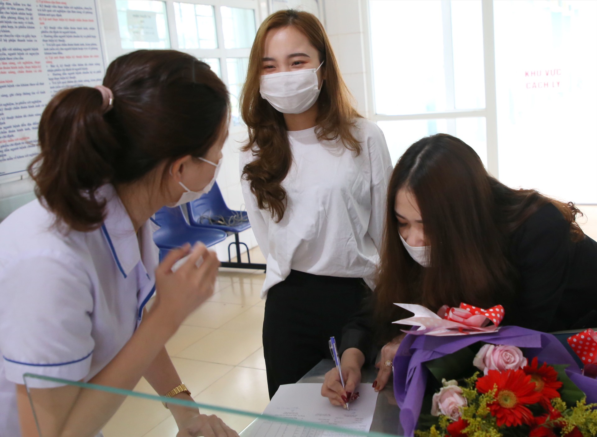 M và D làm thủ tục xuất viện. Ảnh: Hưng Thơ.