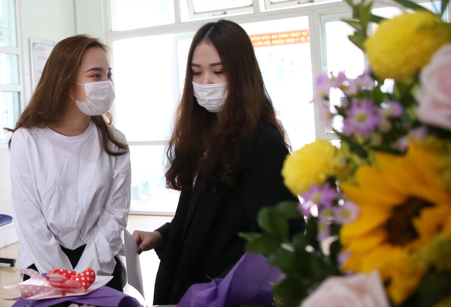 Cả 2 bệnh nhân rời khỏi khu cách ly và không tốn kém một khoản nào. Ảnh: Hưng Thơ.