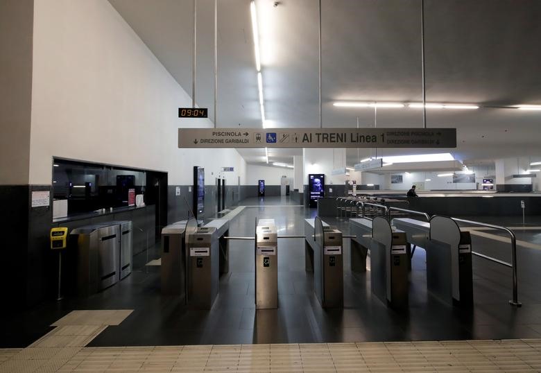 Một trạm tàu điện ngầm được hình dung sau khi chính phủ quyết định đóng cửa các rạp chiếu phim, trường học và kêu gọi mọi người làm việc tại nhà, ở Napoli, ngày 5 tháng 3.