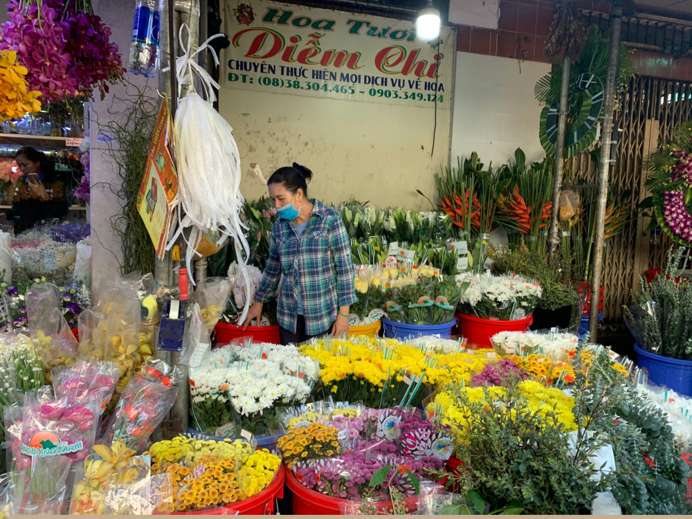 thi truong qua tang 8/3: gia hoa giam manh khach van thua thot vi covid-19 hinh anh 2