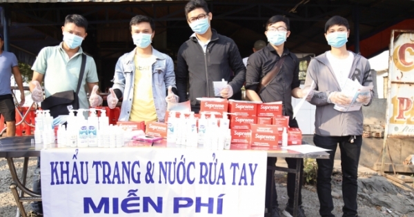 TP HCM: Sinh viên tình nguyện tặng khẩu trang miễn phí cho người dân