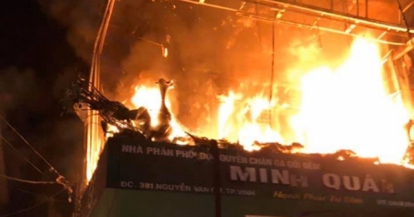 2 người kịp thoát ra ngoài khi đại lý chăn ga, gối đệm bốc cháy dữ dội