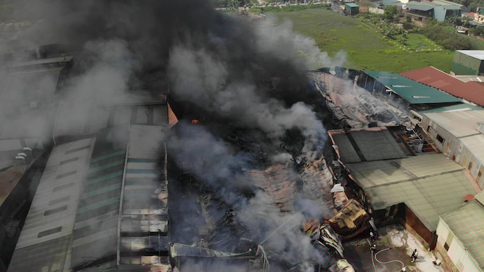 Đám cháy lớn, khói bao trùm đen kịt.