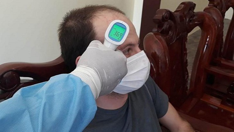 Kiểm tra thân nhiệt độ cho chuyên gia người Anh.