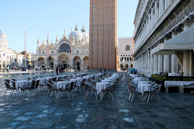 Tình hình dịch Covid-19 ngày càng trở nên phức tạp ở Italia. Ngày 9/3, quốc gia châu Âu đã chứng kiến số ca nhiễm mới virus corona (SARS-CoV-2) ở mức kỷ lục, gần 1.800 ca, nâng tổng số người mắc Covid-19 lên 9.172.  Trong ảnh: Một nhà hàng không có khách tại quảng trường St. Mark's, Venice chụp hôm 8/3. 