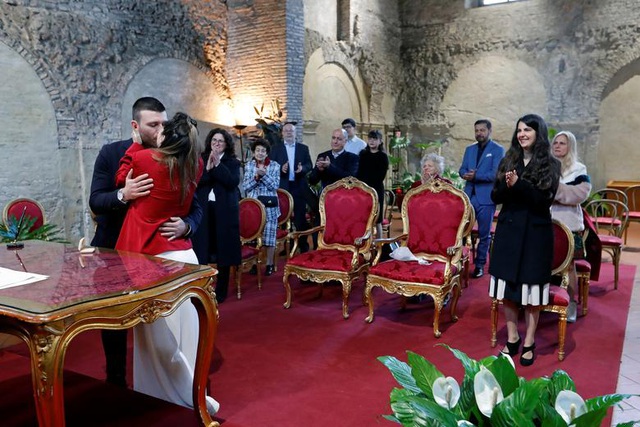 Một đám cưới ở Rome diễn ra hôm 7/3 trong lúc dịch bệnh phức tạp với số lượng khách giới hạn. Mỗi vị khách đứng cách nhau 1 mét. 