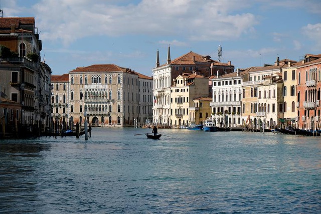 Thành phố Venice vốn đông đúc cũng trở nên vắng vẻ giữa lúc bệnh dịch phức tạp. 