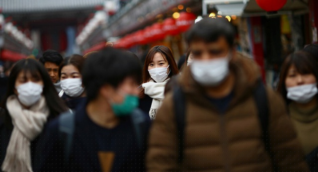 Du khách đeo khẩu trang tại Tokyo, Nhật Bản (Ảnh: Reuters)