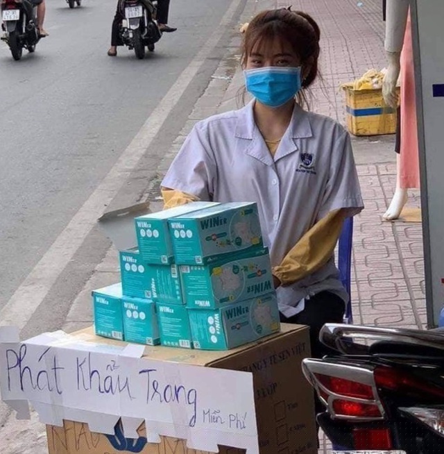 Một bạn trẻ phát khẩu trang miễn phí ở TPHCM 