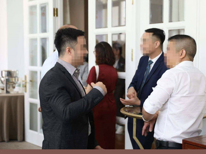 Một nhóm nhà đầu tư tiền ảo trao đổi trong một buổi gặp gỡ  /// Đặng Thanh