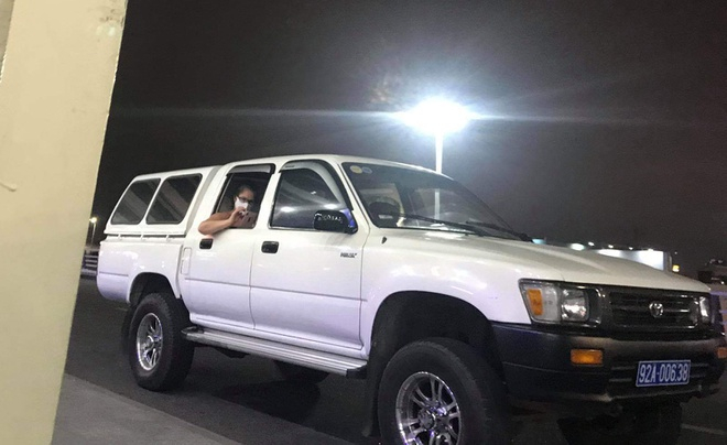 Một trong hai chiếc xe chở 4 hành khách thuộc diện cách ly Covid-19 từ Quảng Nam ra sân bay Đà Nẵng. Ảnh: Zing.