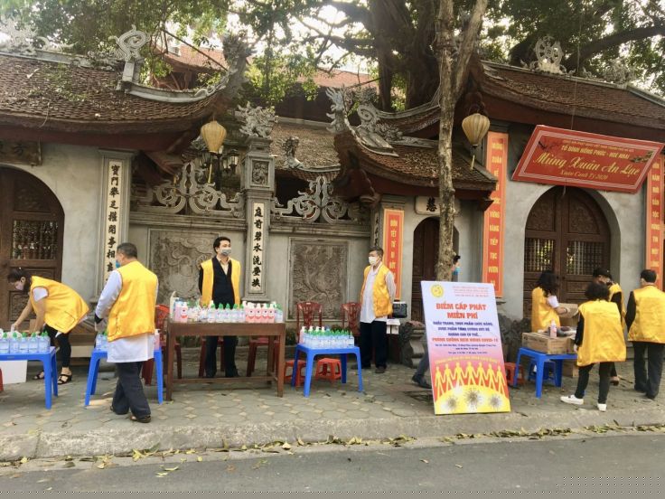 Công tác chuẩn bị tại điểm cấp phát chùa Hòe Nhai, 19 Hàng Than, Ba Đình, Hà Nội.