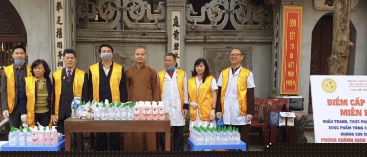 Ông Vũ Việt Anh - PCT Trung ương Hội - Chủ tịch HĐQL Trung tâm Giáo dục chăm sóc sức khỏe cộng đồng Hà Nội (thứ 4 từ trái sang) và ban lãnh đạo Trung tâm đến chỉ đạo công tác cấp phát.