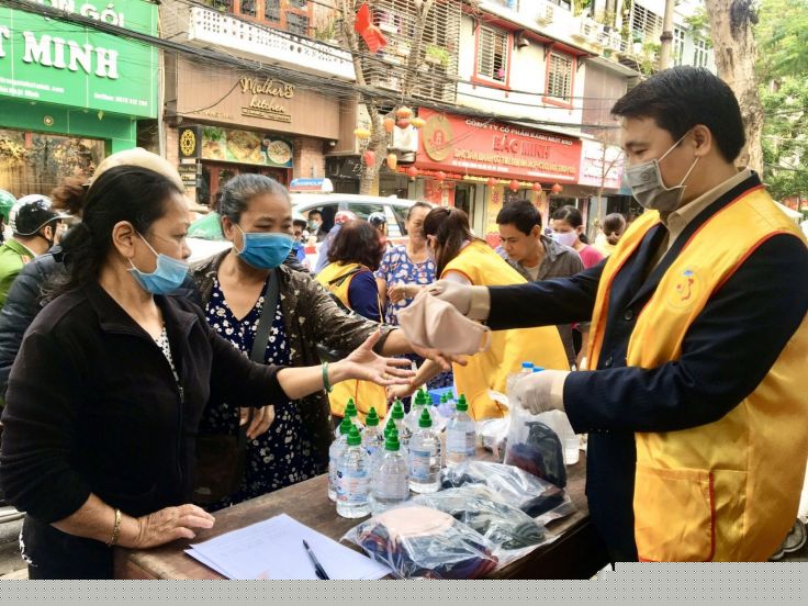 Ông Vũ Việt Anh trực tiếp cấp phát vật phẩm y tế miễn phí cho người dân