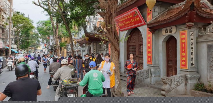 Quang cảnh buổi cấp phát miễn phí vật phẩm y tế tại chùa Hòe Nhai