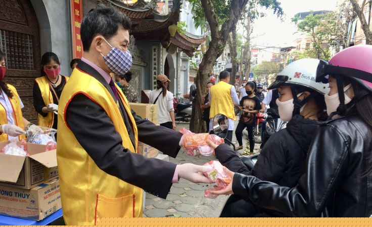Hanche cấp phát miễn phí vật phẩm y tế tại chùa Hòe Nhai, Hà Nội
