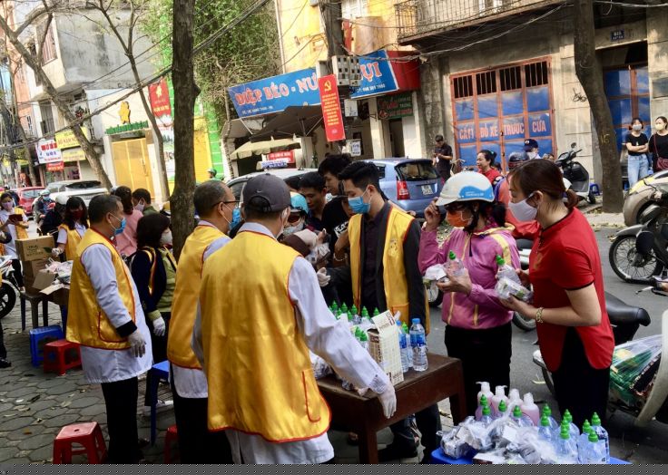 HANCHE cấp phát vật phẩm y tế miễn phí tại chua Hòe Nhai