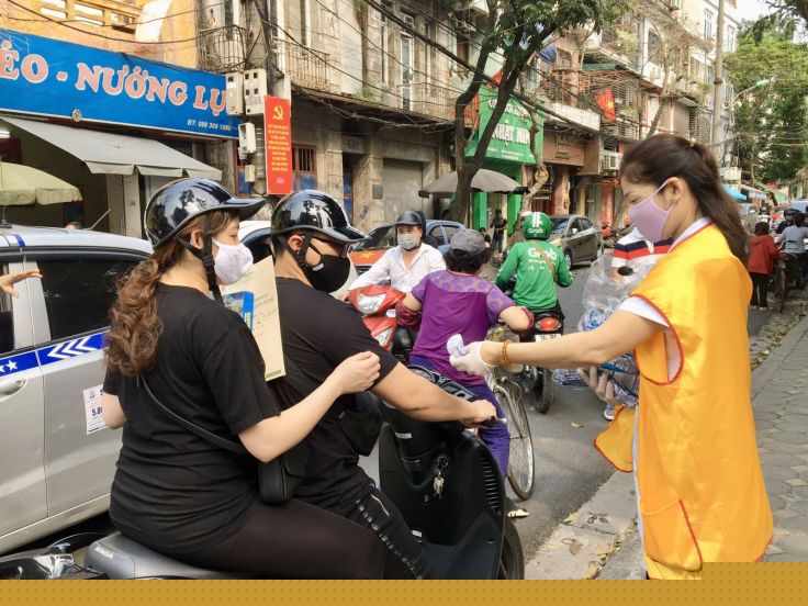 Hanche cấp phát miễn phí vật phẩm y tế lại chùa Hòe Nhai, Hà Nội