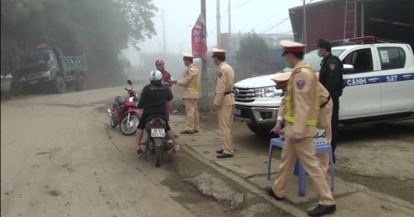 Sơn La: Công an huyện Vân Hồ phát miễn phí 5.500 chiếc khẩu trang y tế cho người dân