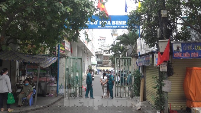 Cách ly chung cư hơn 1.000 người ở Sài Gòn sau ca dương tính Covid-19 - ảnh 2