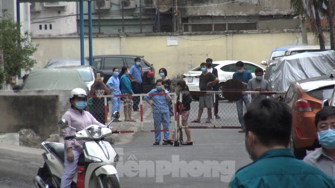 Cách ly chung cư hơn 1.000 người ở Sài Gòn sau ca dương tính Covid-19 - ảnh 5