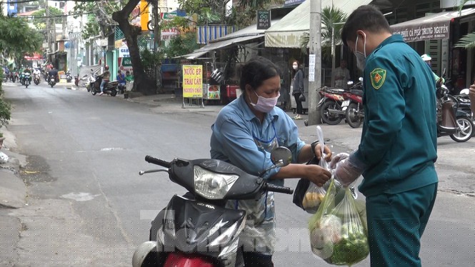 Cách ly chung cư hơn 1.000 người ở Sài Gòn sau ca dương tính Covid-19 - ảnh 7