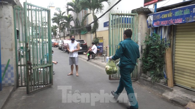 Cách ly chung cư hơn 1.000 người ở Sài Gòn sau ca dương tính Covid-19 - ảnh 8