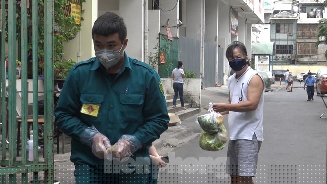 Cách ly chung cư hơn 1.000 người ở Sài Gòn sau ca dương tính Covid-19 - ảnh 9