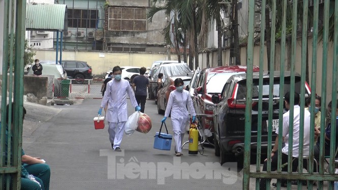 Cách ly chung cư hơn 1.000 người ở Sài Gòn sau ca dương tính Covid-19 - ảnh 10