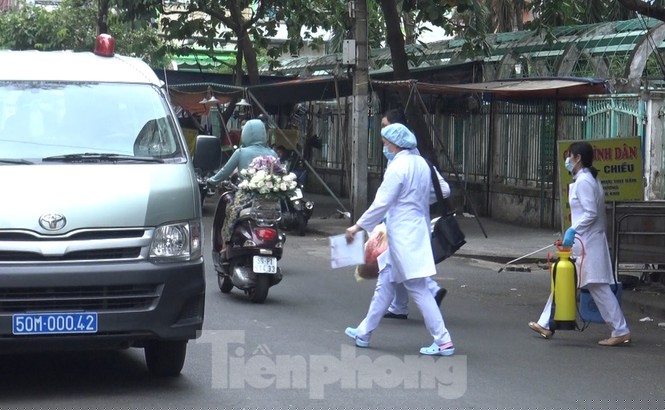 Cách ly chung cư hơn 1.000 người ở Sài Gòn sau ca dương tính Covid-19 - ảnh 11